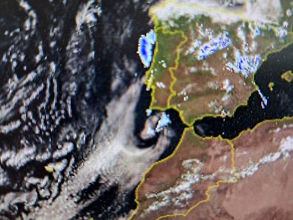 Abfotografierter Bildschirm mit Satellitenbild der Erde