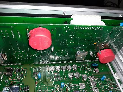 Nahaufnahme einer Leiterplatte mit elektronischen Bauteilen