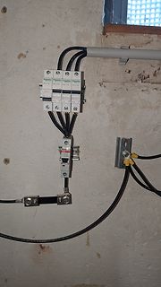 Elektroinstallation mit Sicherungsautomaten und Leitungen