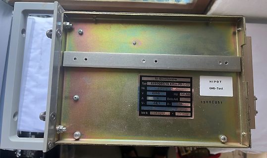 Typenschild eines Gleichrichters in Metallgehäuse