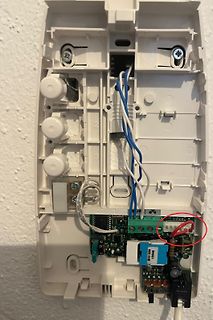 Innenansicht eines elektronischen Geräts mit Platine und Verkabelung