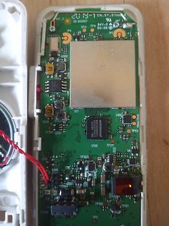 Geöffnete Elektronik mit Leiterplatte und Komponenten