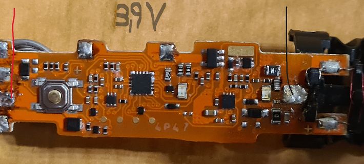 Foto einer Leiterplatte mit elektronischen Bauteilen