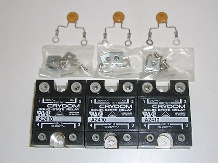 Drei Crydom Solid-State-Relais mit Zubehör
