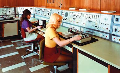 Frauen an einem Messplatz mit Laborgeräten