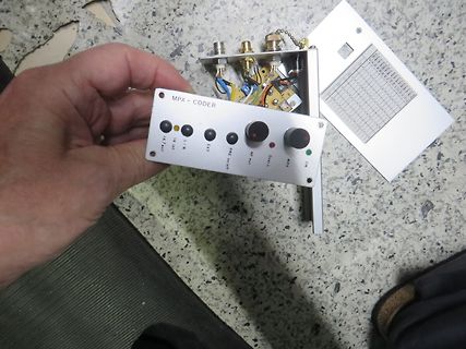 MPX-Coder Gerät mit Bedienelementen und Gehäuse