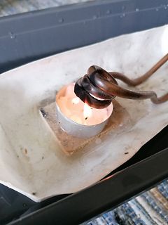 Teelicht in einer Schale mit Metallring
