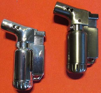Zwei metallische Feuerzeuge