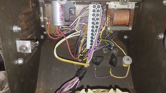 Innenansicht eines elektronischen Geräts mit Verdrahtung