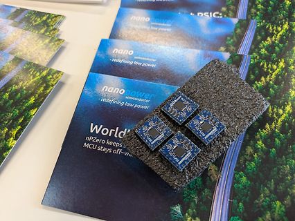 Vier kleine Mikrocontroller-Module auf Broschüren