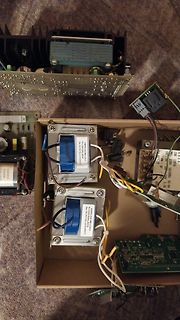 Innenansicht eines Netzteils mit Transformatoren und Platinen