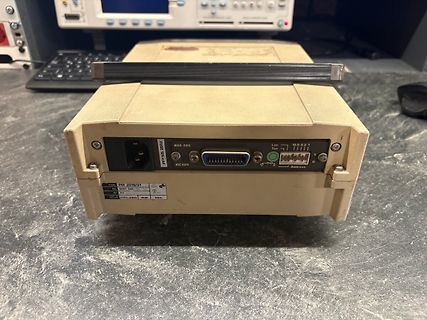 Rückseite eines Messgeräts mit IEEE 488 Anschluss
