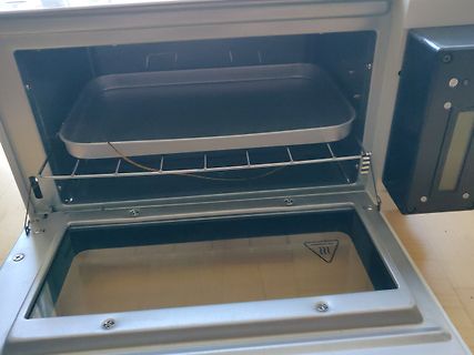 Offener Backofen mit Backblech und Gitter