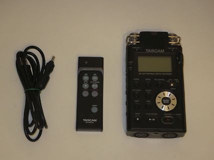 Tascam DR-100 Digital Recorder mit Fernbedienung und Kabel