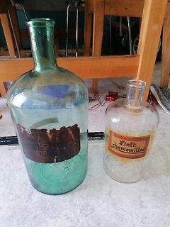 Zwei alte Glasflaschen auf einem Tisch