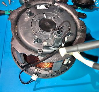 Innenansicht eines Elektromotors mit Kupferwicklungen