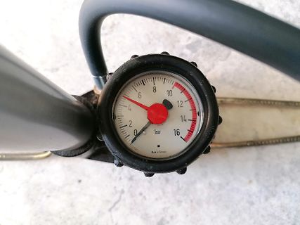Manometer mit Druckanzeige in bar