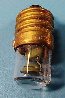 Glühlampe mit Metallgewinde