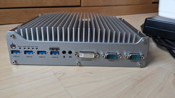 Rückansicht eines Industrie-Mini-PCs mit Kühlkörper