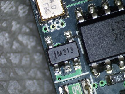 Makroaufnahme einer Leiterplatte mit elektronischen Bauteilen