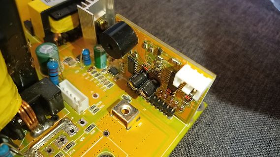 Nahaufnahme einer bestückten Leiterplatte mit elektronischen Bauteilen