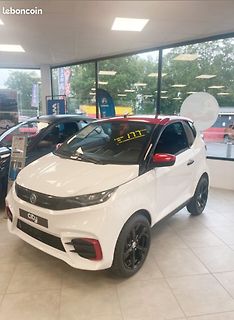 Weißes Kleinauto in einem Ausstellungsraum