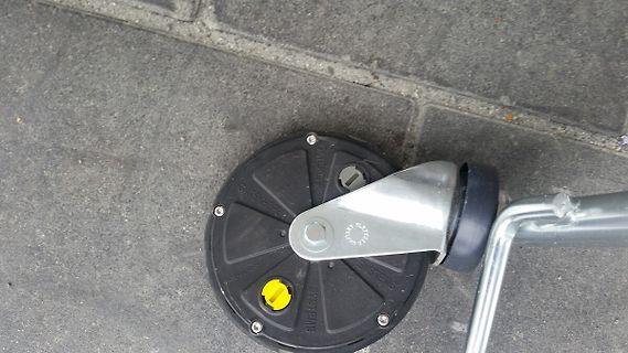Rad eines Rollwagens auf Asphalt