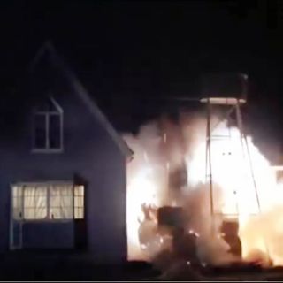 Brennendes Haus bei Nacht