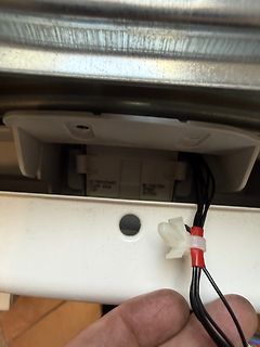 Elektrische Steckverbindung und Kabel in Gehäuse