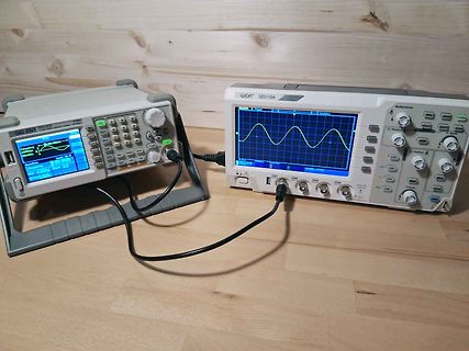 Zwei digitale Oszilloskope auf Holztisch