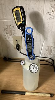 Messaufbau mit Digitalthermometer und analogen Thermometern