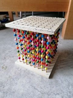 Holzmodell mit bunten Perlen auf Stäben