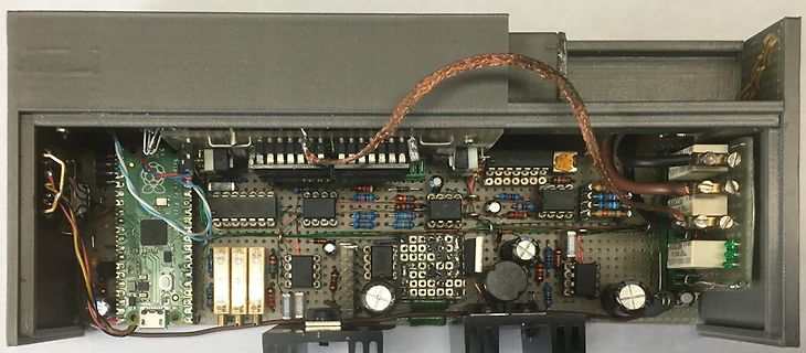 Innenansicht eines elektronischen Geräts mit Leiterplatte