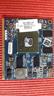Foto einer Leiterplatte mit GPU und Speicherbausteinen