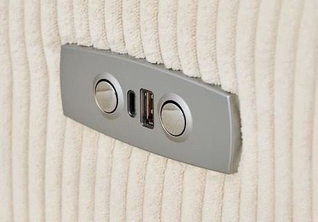 USB-Anschlüsse und Tasten an einer Oberfläche