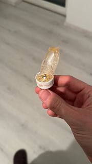 Hand hält beschädigte Vape-Kartusche