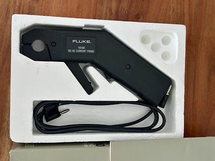 Fluke Y8100 DC/AC Stromzange in Styroporverpackung