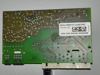 Rückseite einer Leiterplatte mit Aufkleber