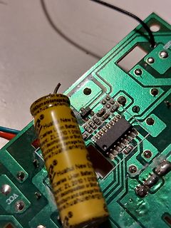 Foto einer Leiterplatte mit Li-Ion Akku und IC