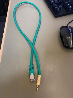 Grünes Audiokabel mit Klinkenstecker und USB-Anschluss