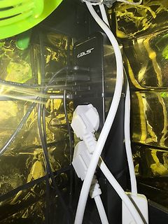 Verkabelung und Netzteil in einer Growbox