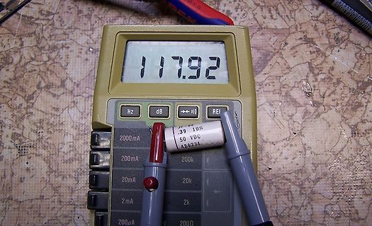 Digitalmultimeter zeigt Messwert 117.92