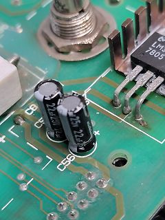 Nahaufnahme einer Leiterplatte mit Elektrolytkondensatoren und Spannungsregler