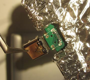 USB-Stecker auf Leiterplatte mit Alufolie