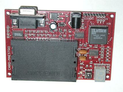 Rote Leiterplatte mit Amphenol-Steckplatz und Lattice-Chip