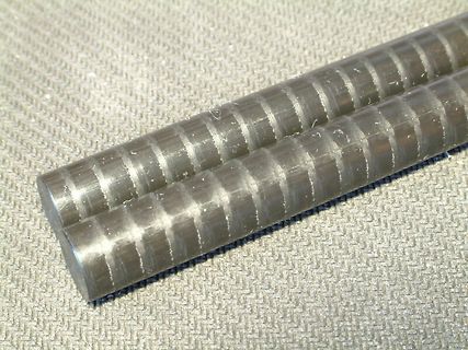 Zwei metallische Stäbe mit Rillen
