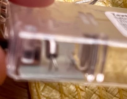 Unscharfes Foto eines transparenten Kunststoffgehäuses