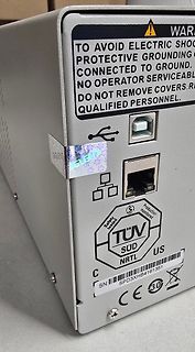 Rückseite eines elektronischen Geräts mit Warnhinweisen und Anschlüssen