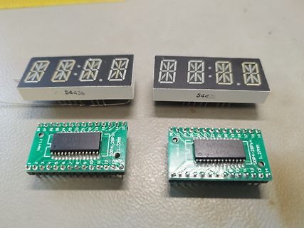 Zwei 7-Segment-Anzeigen und zwei Mikrocontroller-Module auf Leiterplatten