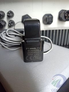 Netzteil-Adapter mit Kabel und Anschlussbuchsen